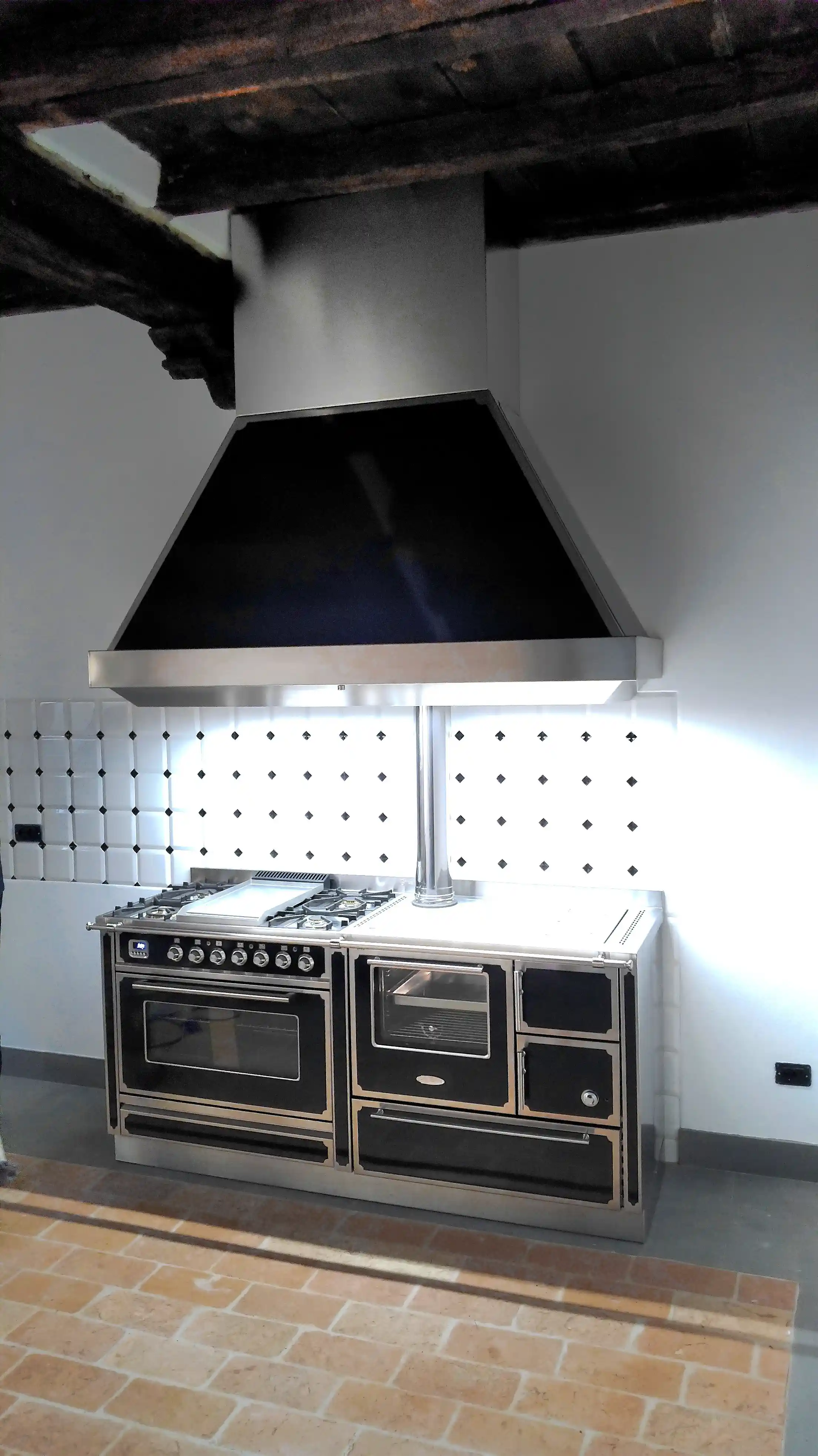 xe90 + 4fuochi e pescera + cappa camino